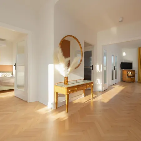 公寓 For 6 People Near Royal Baths Park By Renters Prestige