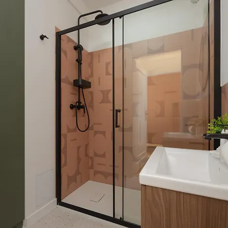 For 6 People Near Royal Baths Park By Renters Prestige *